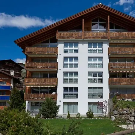 Lovely 3-bedroom In Apartment *